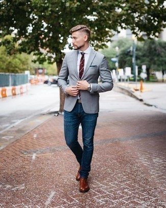 Dunkelrote horizontal gestreifte Krawatte kombinieren – 276 Herren Outfits: Vereinigen Sie ein graues Sakko mit einer dunkelroten horizontal gestreiften Krawatte für eine klassischen und verfeinerte Silhouette. Komplettieren Sie Ihr Outfit mit braunen Leder Derby Schuhen.