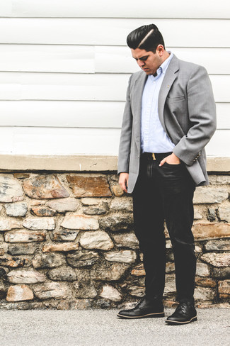 Wie graues Sakko mit schwarzer Hose zu kombinieren – 269 Smart-Casual Herren Outfits: Entscheiden Sie sich für ein graues Sakko und eine schwarze Hose, um einen modischen Freizeitlook zu kreieren. Schwarze Leder Brogues putzen umgehend selbst den bequemsten Look heraus.