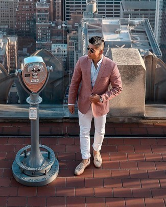 Rosa Sakko kombinieren – 128 Herren Outfits: Tragen Sie ein rosa Sakko und weißen Jeans für einen für die Arbeit geeigneten Look. Fühlen Sie sich ideenreich? Ergänzen Sie Ihr Outfit mit hellbeige Wildleder Slippern mit Quasten.