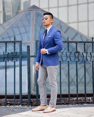 Blaues Sakko kombinieren – 1200+ Herren Outfits: Kombinieren Sie ein blaues Sakko mit grauen Jeans, um einen modischen Freizeitlook zu kreieren. Fühlen Sie sich ideenreich? Vervollständigen Sie Ihr Outfit mit hellbeige Wildleder Slippern mit Quasten.