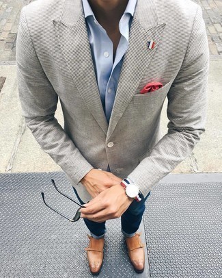 Horizontal gestreiftes Sakko kombinieren – 9 Sommer Herren Outfits: Erwägen Sie das Tragen von einem horizontal gestreiften Sakko und dunkelblauen Jeans für einen bequemen Alltags-Look. Fühlen Sie sich mutig? Wählen Sie rotbraunen Doppelmonks aus Leder. So einfach kann ein stylischer Sommer-Look sein.