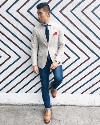 Horizontal gestreiftes Sakko kombinieren – 17 Herren Outfits: Tragen Sie ein horizontal gestreiftes Sakko und dunkelblauen Jeans, um mühelos alles zu meistern, was auch immer der Tag bringen mag. Fühlen Sie sich mutig? Komplettieren Sie Ihr Outfit mit beige Doppelmonks aus Leder.