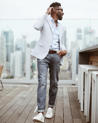 Welche Jeans mit hellblauen Sakkos zu tragen – 35 Smart-Casual Herren Outfits: Tragen Sie ein hellblaues Sakko und Jeans für ein großartiges Wochenend-Outfit. Wenn Sie nicht durch und durch formal auftreten möchten, vervollständigen Sie Ihr Outfit mit weißen Segeltuch niedrigen Sneakers.