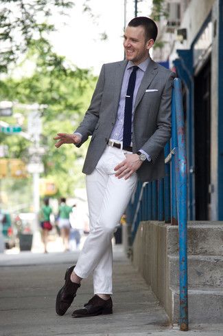 Graues Sakko kombinieren – 500+ Herren Outfits warm Wetter: Die Kombination aus einem grauen Sakko und weißen Jeans eignet sich hervorragend zum Ausgehen oder für modisch-lässige Anlässe. Fühlen Sie sich ideenreich? Vervollständigen Sie Ihr Outfit mit dunkelbraunen Doppelmonks aus Leder.