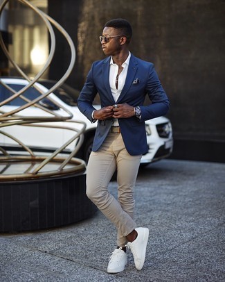 Dunkelblaues und weißes Einstecktuch kombinieren – 500+ Herren Outfits: Für ein bequemes Couch-Outfit, entscheiden Sie sich für ein dunkelblaues Sakko und ein dunkelblaues und weißes Einstecktuch. Fühlen Sie sich ideenreich? Komplettieren Sie Ihr Outfit mit weißen Leder niedrigen Sneakers.