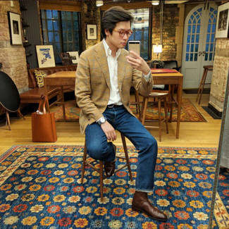 Beige Sakko mit Hahnentritt-Muster kombinieren – 131 Herren Outfits: Die Paarung aus einem beige Sakko mit Hahnentritt-Muster und dunkelblauen Jeans ist eine komfortable Wahl, um Besorgungen in der Stadt zu erledigen. Fühlen Sie sich mutig? Wählen Sie braunen Chelsea Boots aus Leder.