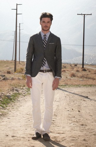 Welche Sakkos mit weißer Jeans zu tragen – 178 Sommer Herren Outfits: Kombinieren Sie ein Sakko mit weißen Jeans, um einen modischen Freizeitlook zu kreieren. Schalten Sie Ihren Kleidungsbestienmodus an und machen dunkelbraunen Leder Slipper zu Ihrer Schuhwerkwahl. Mit so einem Sommer-Look können Sie einfach nichts falsch machen.