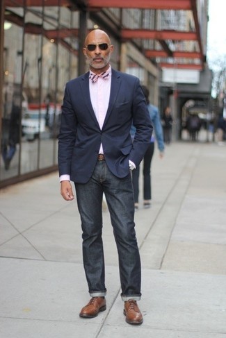 Rosa Fliege kombinieren – 7 Herren Outfits: Entscheiden Sie sich für ein dunkelblaues Sakko und eine rosa Fliege für einen entspannten Wochenend-Look. Machen Sie Ihr Outfit mit beige Leder Derby Schuhen eleganter.