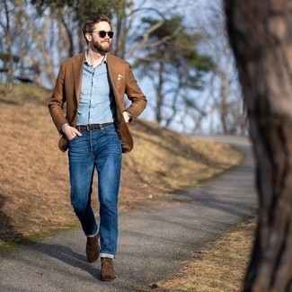Rotbraune Chukka-Stiefel aus Wildleder kombinieren – 500+ Herren Outfits: Kombinieren Sie ein braunes Wollsakko mit dunkelblauen Jeans für einen für die Arbeit geeigneten Look. Vervollständigen Sie Ihr Look mit rotbraunen Chukka-Stiefeln aus Wildleder.