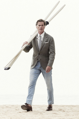 Graue Krawatte kombinieren – 500+ Herren Outfits: Vereinigen Sie ein graues vertikal gestreiftes Wollsakko mit einer grauen Krawatte für eine klassischen und verfeinerte Silhouette. Vervollständigen Sie Ihr Look mit dunkelbraunen Leder Slippern mit Quasten.