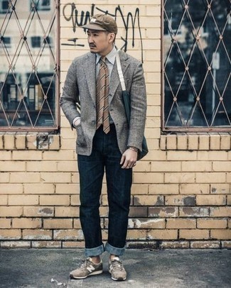 Beige Krawatte kombinieren – 27 Smart-Casual Sommer Herren Outfits: Tragen Sie ein graues Sakko mit Schottenmuster und eine beige Krawatte, um vor Klasse und Perfektion zu strotzen. Fühlen Sie sich mutig? Entscheiden Sie sich für braunen Sportschuhe. Was für eine schöne Sommer-Look Idee!
