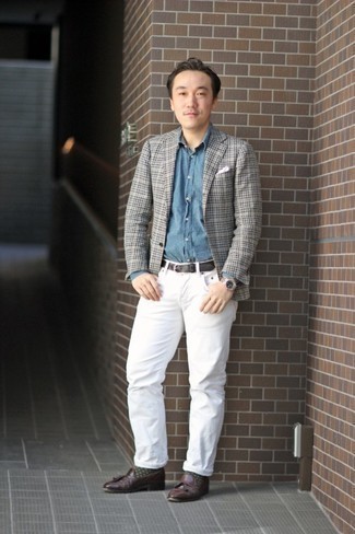 Graues Sakko kombinieren – 500+ Sommer Herren Outfits: Vereinigen Sie ein graues Sakko mit weißen Jeans für ein großartiges Wochenend-Outfit. Dunkelbraune Leder Slipper mit Quasten sind eine einfache Möglichkeit, Ihren Look aufzuwerten. Ein Look wie dieser ist für den Sommer Ihrer bester Freund.