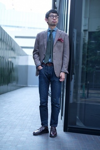 Graues Sakko kombinieren – 500+ Sommer Herren Outfits: Ein graues Sakko und dunkelblaue Jeans sind eine großartige Outfit-Formel für Ihre Sammlung. Fühlen Sie sich ideenreich? Komplettieren Sie Ihr Outfit mit dunkelroten Leder Derby Schuhen. Schon haben wir ein trendiges Outfit im Sommer.