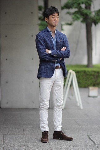 Hellblaues Businesshemd kombinieren – 500+ Herren Outfits: Tragen Sie ein hellblaues Businesshemd und weißen Jeans, wenn Sie einen gepflegten und stylischen Look wollen. Fühlen Sie sich ideenreich? Entscheiden Sie sich für dunkelbraunen Chukka-Stiefel aus Wildleder.