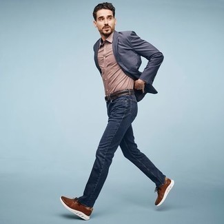 Beige Businesshemd kombinieren – 173 Herren Outfits: Paaren Sie ein beige Businesshemd mit dunkelblauen Jeans für einen für die Arbeit geeigneten Look. Wenn Sie nicht durch und durch formal auftreten möchten, ergänzen Sie Ihr Outfit mit braunen Sportschuhen.
