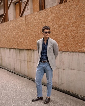 Türkise Jeans kombinieren – 1200+ Herren Outfits: Entscheiden Sie sich für ein graues Wollsakko und türkisen Jeans, wenn Sie einen gepflegten und stylischen Look wollen. Fühlen Sie sich mutig? Entscheiden Sie sich für dunkelbraunen Leder Slipper.