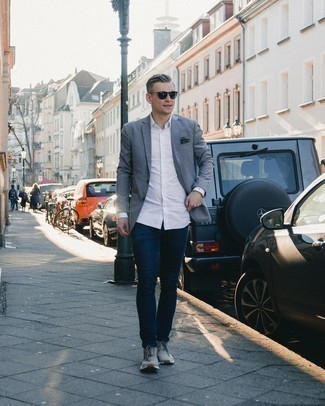 Welche Jeans mit grauen Sakkos zu tragen – 500+ Herren Outfits warm Wetter: Kombinieren Sie ein graues Sakko mit Jeans, um einen eleganten, aber nicht zu festlichen Look zu kreieren. Fühlen Sie sich mutig? Ergänzen Sie Ihr Outfit mit grauen Sportschuhen.