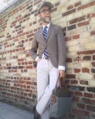 Rotbraunes Sakko kombinieren – 500+ Herren Outfits: Paaren Sie ein rotbraunes Sakko mit weißen Jeans, um einen modischen Freizeitlook zu kreieren. Fügen Sie dunkelbraunen Wildleder Slipper für ein unmittelbares Style-Upgrade zu Ihrem Look hinzu.