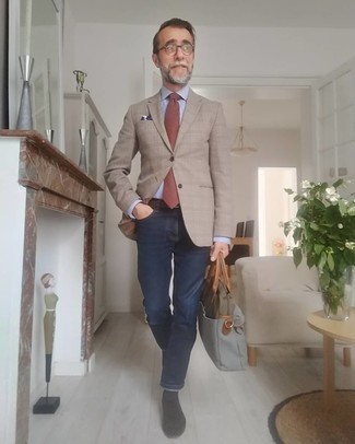 50 Jährige: Welche Slipper mit beige Sakkos zu tragen – 21 Smart-Casual Herren Outfits warm Wetter: Kombinieren Sie ein beige Sakko mit dunkelblauen Jeans für ein sonntägliches Mittagessen mit Freunden. Fühlen Sie sich mutig? Komplettieren Sie Ihr Outfit mit Slippern.