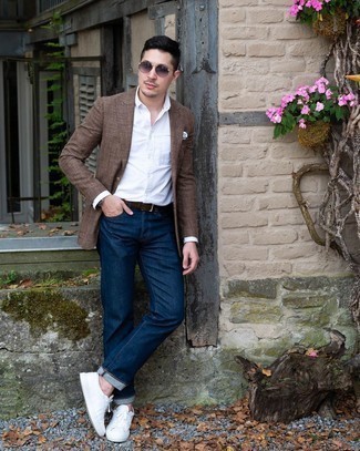 30 Jährige: Welche Jeans mit braunen Sakkos zu tragen – 286 Smart-Casual Herren Outfits: Entscheiden Sie sich für ein braunes Sakko und Jeans für Ihren Bürojob. Fühlen Sie sich ideenreich? Komplettieren Sie Ihr Outfit mit weißen Segeltuch niedrigen Sneakers.