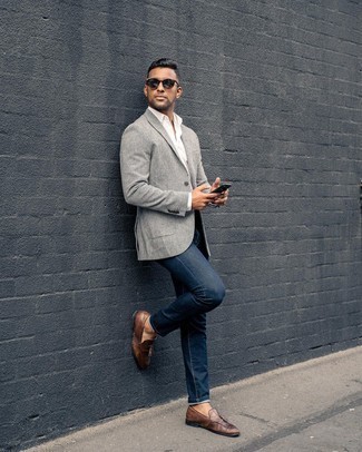 Graues Sakko kombinieren – 500+ Sommer Herren Outfits: Kombinieren Sie ein graues Sakko mit dunkelblauen Jeans für einen bequemen Alltags-Look. Fühlen Sie sich mutig? Ergänzen Sie Ihr Outfit mit dunkelbraunen Leder Slippern mit Quasten. Ein super Look für den Sommer.