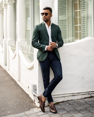 Olivgrünes Sakko kombinieren – 500+ Herren Outfits: Tragen Sie ein olivgrünes Sakko und dunkelblauen Jeans für Ihren Bürojob. Dunkelbraune Leder Slipper mit Quasten bringen Eleganz zu einem ansonsten schlichten Look.