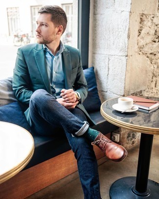 Jacke kombinieren – 500+ Herren Outfits: Kombinieren Sie eine Jacke mit dunkelblauen Jeans für Drinks nach der Arbeit. Braune Chukka-Stiefel aus Leder sind eine großartige Wahl, um dieses Outfit zu vervollständigen.