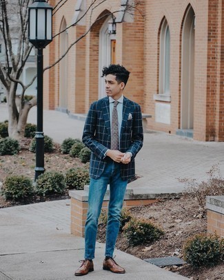 Braune Krawatte mit Paisley-Muster kombinieren – 72 Herren Outfits: Kombinieren Sie ein dunkelblaues Sakko mit Karomuster mit einer braunen Krawatte mit Paisley-Muster, um vor Klasse und Perfektion zu strotzen. Vervollständigen Sie Ihr Look mit braunen Leder Brogues.