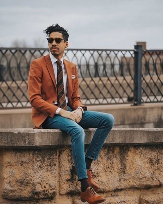 Rotbraune Leder Oxford Schuhe kombinieren – 500+ Herren Outfits: Kombinieren Sie ein rotbraunes Sakko mit blauen Jeans, um einen eleganten, aber nicht zu festlichen Look zu kreieren. Setzen Sie bei den Schuhen auf die klassische Variante mit rotbraunen Leder Oxford Schuhen.