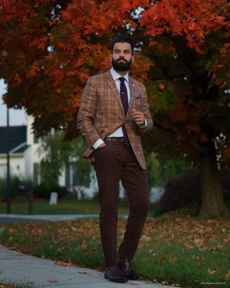 Violette gepunktete Krawatte kombinieren – 7 Smart-Casual Herren Outfits: Entscheiden Sie sich für ein braunes Sakko mit Schottenmuster und eine violette gepunktete Krawatte, um vor Klasse und Perfektion zu strotzen. Komplettieren Sie Ihr Outfit mit dunkelbraunen Chelsea Boots aus Leder.