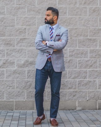Graue gepunktete Socken kombinieren – 34 Herren Outfits: Entscheiden Sie sich für ein graues Sakko mit Schottenmuster und grauen gepunkteten Socken für einen entspannten Wochenend-Look. Fühlen Sie sich mutig? Wählen Sie dunkelbraunen Leder Slipper.