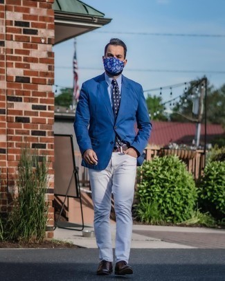 Wie dunkelbraune Leder Oxford Schuhe mit hellblauen Businesshemdes zu kombinieren – 26 Smart-Casual Herren Outfits: Vereinigen Sie ein hellblaues Businesshemd mit weißen Jeans für Ihren Bürojob. Fühlen Sie sich ideenreich? Entscheiden Sie sich für dunkelbraunen Leder Oxford Schuhe.