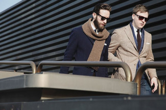 30 Jährige: Gepunkteten Schal kombinieren – 70 Smart-Casual Herren Outfits: Für ein bequemes Couch-Outfit, kombinieren Sie ein beige Sakko mit einem gepunkteten Schal.