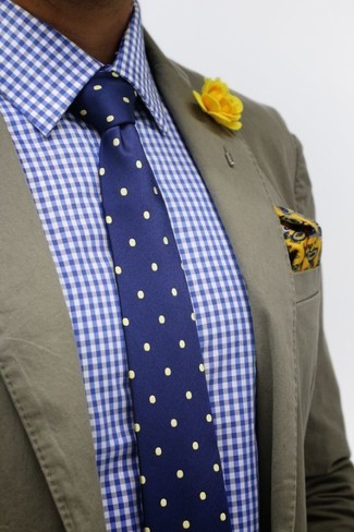 olivgrünes Baumwollsakko, weißes und blaues Businesshemd mit Vichy-Muster, dunkelblaue gepunktete Krawatte, gelbgrünes Einstecktuch mit Paisley-Muster für Herren
