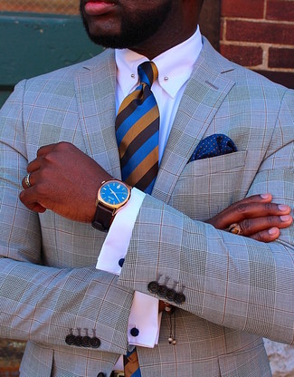Dunkelbraune vertikal gestreifte Krawatte kombinieren – 4 Smart-Casual Herren Outfits: Tragen Sie ein graues Sakko mit Schottenmuster und eine dunkelbraune vertikal gestreifte Krawatte für einen stilvollen, eleganten Look.