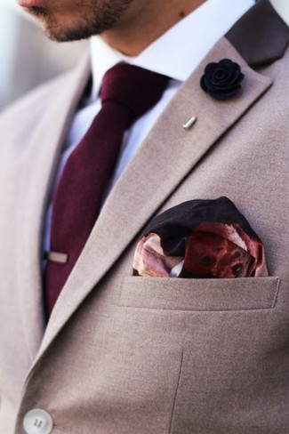Dunkelrotes bedrucktes Einstecktuch kombinieren – 288 Herren Outfits: Kombinieren Sie ein beige Sakko mit einem dunkelroten bedruckten Einstecktuch für einen entspannten Wochenend-Look.