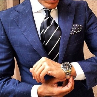 Schwarze und weiße vertikal gestreifte Krawatte kombinieren – 43 Herren Outfits: Vereinigen Sie ein blaues Sakko mit Karomuster mit einer schwarzen und weißen vertikal gestreiften Krawatte für einen stilvollen, eleganten Look.
