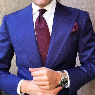 blaues vertikal gestreiftes Sakko, weißes Businesshemd, dunkelrote gepunktete Krawatte, dunkelrotes Einstecktuch mit Paisley-Muster für Herren