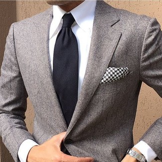 30 Jährige: Schwarze Krawatte kombinieren – 500+ Elegante Herren Outfits: Paaren Sie ein graues Sakko mit einer schwarzen Krawatte, um vor Klasse und Perfektion zu strotzen.