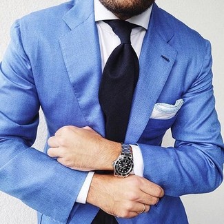 blaues Sakko, weißes Businesshemd, dunkelblaue Krawatte, weißes Einstecktuch für Herren