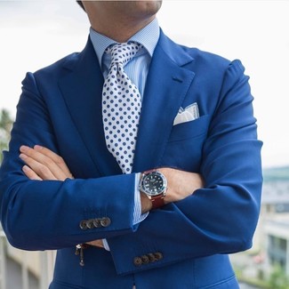 blaues Sakko, blaues vertikal gestreiftes Businesshemd, weiße und blaue Krawatte mit Blumenmuster, weißes Einstecktuch für Herren