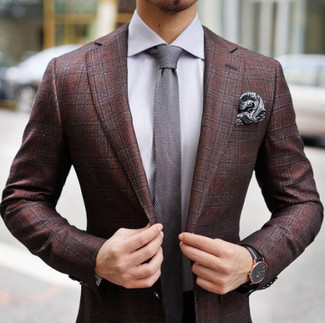 Graues Einstecktuch mit Paisley-Muster kombinieren – 9 Herren Outfits: Ein dunkelrotes Sakko mit Schottenmuster und ein graues Einstecktuch mit Paisley-Muster sind eine gute Outfit-Formel für Ihre Sammlung.