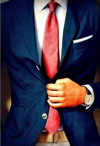 dunkelblaues Sakko, weißes Businesshemd, rote Krawatte, weißes Einstecktuch für Herren