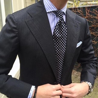 Schwarze und weiße gepunktete Krawatte kombinieren – 130 Herren Outfits: Kombinieren Sie ein schwarzes Sakko mit einer schwarzen und weißen gepunkteten Krawatte für eine klassischen und verfeinerte Silhouette.