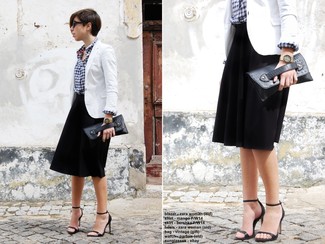 Schwarze Leder Clutch kombinieren – 500+ Damen Outfits: Die Kombi aus einem weißen Sakko und einer schwarzen Leder Clutch bietet die optimale Balance zwischen legerem Trend-Look und modernem Schick. Schwarze Leder Sandaletten fügen sich nahtlos in einer Vielzahl von Outfits ein.