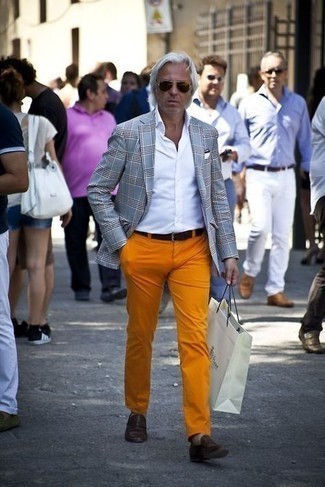 50 Jährige: Outfits Herren 2024: Kombinieren Sie ein hellblaues Sakko mit Schottenmuster mit einer orange Chinohose, wenn Sie einen gepflegten und stylischen Look wollen. Entscheiden Sie sich für dunkelbraunen Leder Slipper, um Ihr Modebewusstsein zu zeigen.