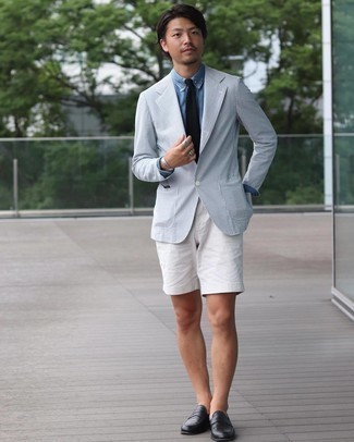 Hellblaue Jacke kombinieren – 500+ Herren Outfits: Entscheiden Sie sich für eine hellblaue Jacke und weißen Shorts für einen bequemen Alltags-Look. Vervollständigen Sie Ihr Outfit mit schwarzen Leder Slippern, um Ihr Modebewusstsein zu zeigen.
