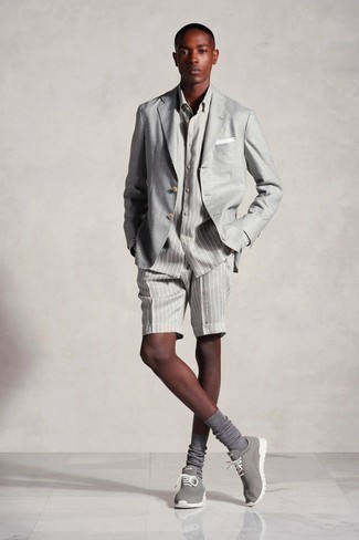 Graues Sakko kombinieren – 500+ Herren Outfits: Erwägen Sie das Tragen von einem grauen Sakko und grauen vertikal gestreiften Shorts für ein sonntägliches Mittagessen mit Freunden. Graue Sportschuhe liefern einen wunderschönen Kontrast zu dem Rest des Looks.