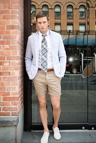 Graues Baumwollsakko kombinieren – 39 Herren Outfits: Vereinigen Sie ein graues Baumwollsakko mit beige Shorts, wenn Sie einen gepflegten und stylischen Look wollen. Fühlen Sie sich ideenreich? Wählen Sie weißen Leder Oxford Schuhe.