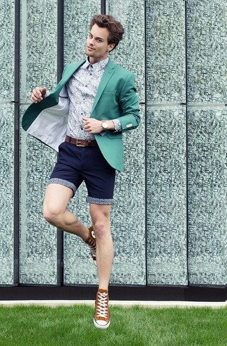 Dunkelblaue Shorts kombinieren – 72 Smart-Casual Herren Outfits warm Wetter: Kombinieren Sie ein dunkeltürkises Sakko mit dunkelblauen Shorts, wenn Sie einen gepflegten und stylischen Look wollen. Fühlen Sie sich ideenreich? Entscheiden Sie sich für rotbraunen hohe Sneakers.
